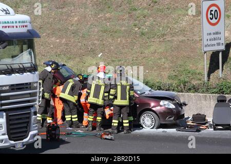 Pontecorvo - Italien, 12. Oktober 2017 - der Unfall auf der Autobahn A1 zwischen Pontecorvo und Cassino mit zwei LKWs und zwei Autos Stockfoto