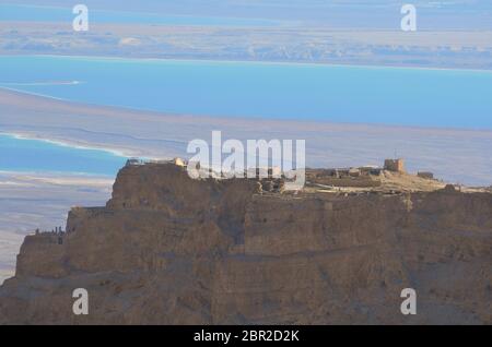 Luftaufnahme des Festungsgebiets von Masada mit dem Toten Meer im Hintergrund. Israel Stockfoto