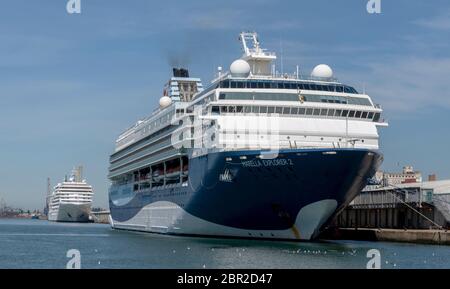 Marella Cruises MV Marella Explorer 2 liegt in Southampton Docks und MV Silver Spirit im Hintergrund Hafen von Southampton, Hampshire, England, UK Stockfoto