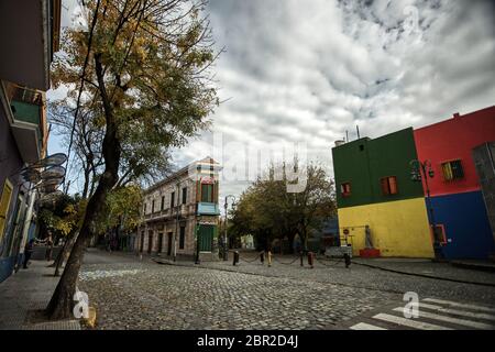 Buenos Aires, Argentinien - 20. Mai 2020: Caminito Touristenstadt Blick völlig leer wegen Sperrung Quarantäne in La Boca, Buenos Aires Stockfoto