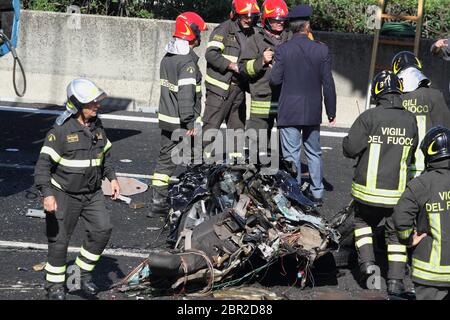 Pontecorvo - Italien, 12. Oktober 2017 - der Unfall auf der Autobahn A1 zwischen Pontecorvo und Cassino mit zwei LKWs und zwei Autos Stockfoto