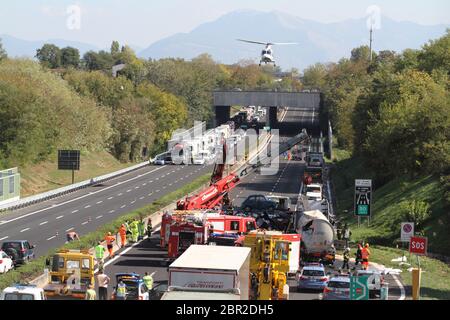 Pontecorvo - Italien, 12. Oktober 2017 - der Unfall auf der Autobahn A1 zwischen Pontecorvo und Cassino mit zwei LKWs und zwei Autos Stockfoto