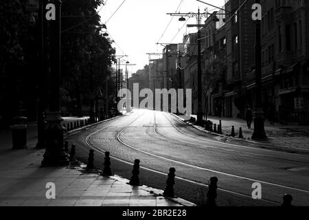 ISTANBUL, TÜRKEI - 13. MAI 2020: Leere Straße in der Altstadt von Istanbul während der Coronavirus Pandemie Stockfoto