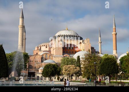 ISTANBUL, TÜRKEI - 13. MAI 2020: Alltag auf dem Sultanahmet-Platz während der Coronavirus-Pandemie Stockfoto