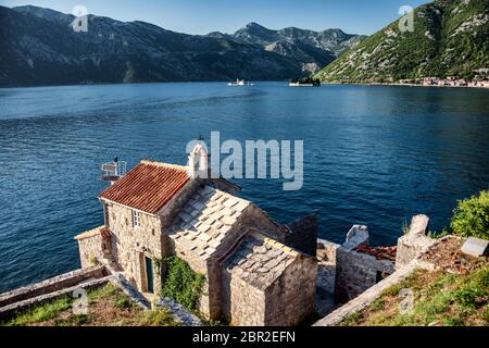 Blick von Crkva Gospe od Anđela über die Bucht von Kotor und Perast, Montenegro Stockfoto