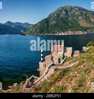 Blick von Crkva Gospe od Anđela über die Bucht von Kotor und Perast, Montenegro Stockfoto