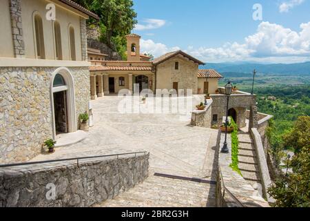 Greccio, Italien. Hermitage Schrein errichtet von St. Franziskus von Assisi im Heiligen Tal. In diesem Kloster der Heiligen Geburt gab die ersten lebenden nat Stockfoto