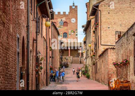 Certaldo, Toskana / Italien: Via Giovanni Boccaccio und Palazzo del Vicario oder Palazzo Pretorio im mittelalterlichen Oberteil der Stadt Certaldo Alto. Stockfoto