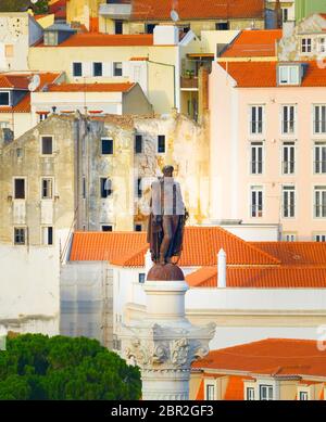 Denkmal des Königs Pedro IV und traditionelle Lissabon Architektur in den Hintergrund. Portugal Stockfoto