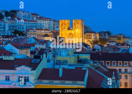 Blick auf die Kathedrale von Lissabon in der Dämmerung. Portugal Stockfoto