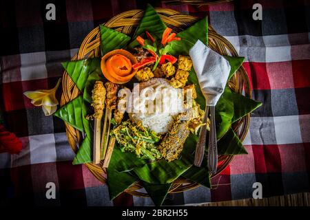 Ein traditionelles balinesisches Essen von Reis, Currie, Gemüse ein Huhn. Stockfoto