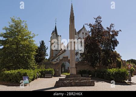 Schloss Kirche mit mittelalterlichen Stadtmauer in Ober ingelheim Stadt rheinhessen Rheinland-Pfalz Deutschland Stockfoto