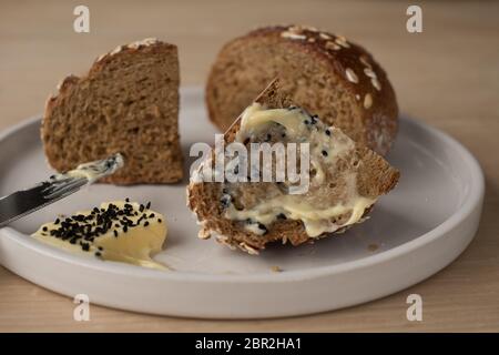 Black Dog Brot von Penny Bun Bakehouse und hausgemachte Butter im Duke's Head Pub in Somerleyton, Suffolk Stockfoto