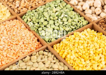 Die Sammlung von verschiedenen Grütze, Linsen, Weizen, Buchweizen, Kichererbsen und Erbsen in der Holzkiste. Stockfoto