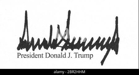 Dies ist die unverwechselbare Unterschrift von Donald J. Trump, dem 45. Präsidenten der Vereinigten Staaten von Amerika. Sein stilisiertes Autograph ist seit seiner Amtsüberlassung im Januar 2017 auf offiziellen Dokumenten erschienen. Diese dicke Filzstiftinschrift wurde von einem Brief kopiert, der 2020 aus dem Weißen Haus an seine amerikanischen Mitbürger geschickt wurde. Trumps mutige Unterschrift ist aus weniger ausgeklügelten Versionen seines Namens entstanden, die der 74-jährige Geschäftsmann früher in seinem Leben eingeschrieben hatte. Stockfoto