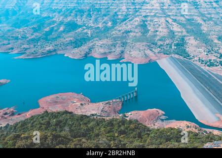 Sky View von lavasa See Landschaft. Dies ist ein schöner Ort, um Ihren Urlaub und Entspannung verbringen. (LAVASA See - Pune, Maharashtra, Indien) Stockfoto