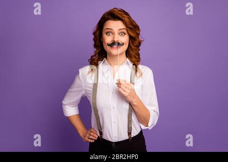 Foto von glücklichen Händler Dame Casino Croupier Arbeiter halten gefälschte Schnurrbart Stick helfen Kunden finden leere Tischplätze tragen weißen Hemd Hosenträger Hosen Stockfoto