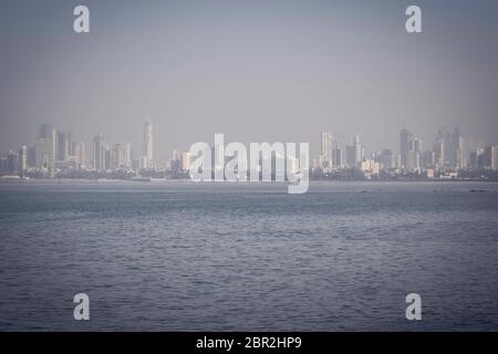 MUMBAI, INDIEN - 25. Februar: Das Gateway of India, Sky line Blick auf den Marine Drive Schuß im Licht klarer Himmel an einem sonnigen Tag. Stockfoto