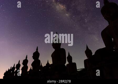 Milchstraße mit buddha Statur Landschaft Natur dunkel Filter Stil, Nakhon si thammarat Provinz, öffentlich in Thailand Stockfoto