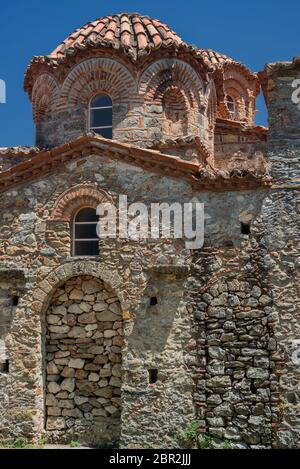 Die Hagia Sophia Kirche in der mittelalterlichen, byzantinischen "castletown' von Mystras, in der Nähe von Sparta Stadt, Lakonien, Peloponnes. Stockfoto