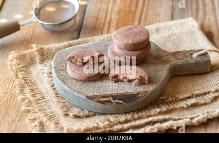 Mantecados - Art der Spanischen krümelig Cookies auf dem Holzbrett Stockfoto