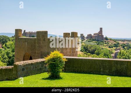 Tuscania, Viterbo, Italien: Der Torre di Lavello Park und Wand Stockfoto