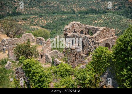 Ruinen neben der Hagia Sophia Kirche im mittelalterlichen, byzantinischen "castletown" von Mystras, nahe Sparta Stadt, Lakonia, Peloponnes. Stockfoto