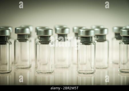 Gruppe von Impfstoff Glasflaschen auf grauem Hintergrund Stockfoto