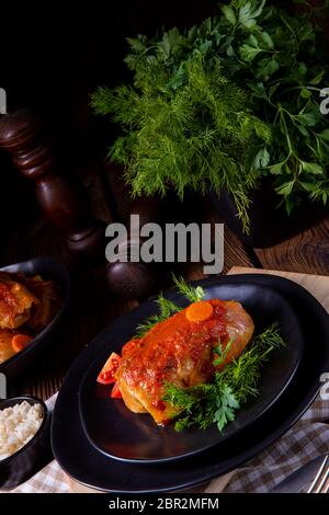Gebratene Kohlrouladen mit Reis und Hackfleisch nach dem Rezept von Omas Stockfoto