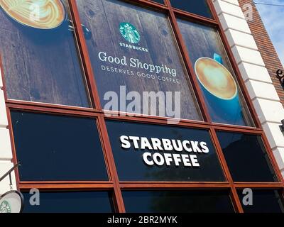 Roermond, Niederlande - Mai 19. 2020: Blick auf die Fassade Starbucks Coffee Company Logo Schriftzug Schild Stockfoto