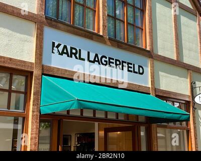 Roermond, Niederlande - Mai 19. 2020: Blick auf den Karl Lagerfeld Ladeneingang mit Logo-Schriftzug Stockfoto