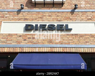 Roermond, Niederlande - Mai 19. 2020: Blick auf die Fassade mit Logo-Schriftzug der Diesel-Modefirma am Ladeneingang Stockfoto