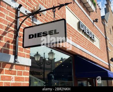 Roermond, Niederlande - Mai 19. 2020: Blick auf die Fassade mit Logo-Schriftzug der Diesel-Modefirma am Ladeneingang Stockfoto