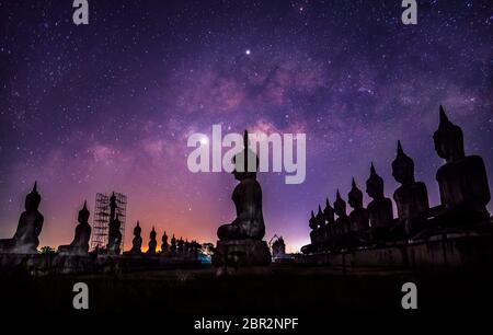 Milchstraße mit buddha Statur Landschaft Natur dunkel Filter Stil, Nakhon Si Thammarat Provinz, Thailand Stockfoto