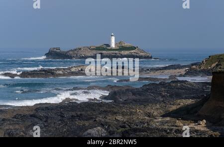 Godrevy ist ein wunderschöner Strandbereich mit einem Leuchtturm, auf der östlichen Seite der St Ives Bay, West Cornwall Stockfoto