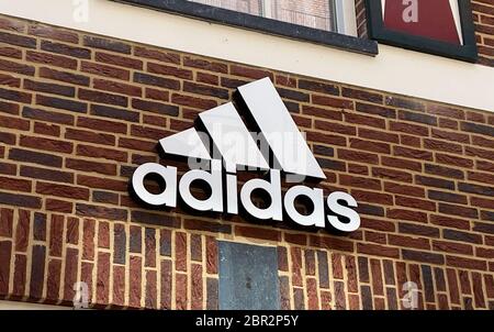 Roermond, Niederlande - Mai 19. 2020: Blick auf die Fassade mit Logo-Schriftzug der Adidas-Sportartikelfirma am Ladeneingang Stockfoto