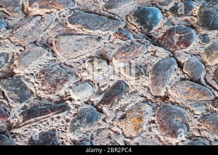 Alte Kopfsteinpflasterstraße. Perfekter Grunge Hintergrund. Draufsicht. Stockfoto