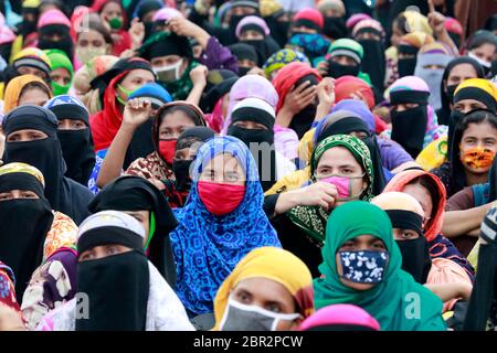 Dhaka, Bangladesch - 20. Mai 2020: Die Textilarbeiter aus Bangladesch blockieren eine Straße, während sie sich in einem Protest versammeln, der ihre unbezahlten Löhne während des ganzen Landes fordert Stockfoto