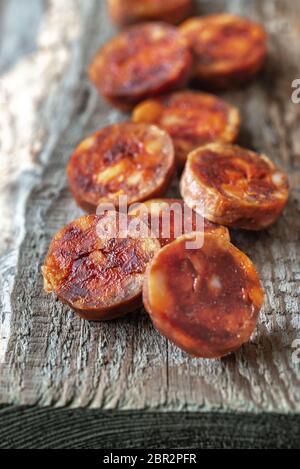 Scheiben mit spanischer Chorizo auf das Holzbrett Stockfoto