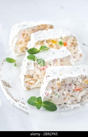 Weißer Nougat mit frischen Minzeblättchen Stockfoto