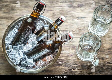 Flaschen Bier in Eiswürfel Stockfoto