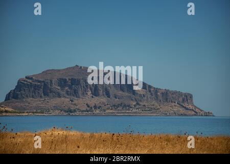 Beeindruckende Aussicht auf den Großen Felsen von Monemvasia und das mittelalterliche castletown in Lakonien vor einem tiefen, dunklen Himmel. Monemvasia wurde auch synchronisiert Stockfoto