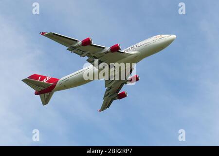 Glasgow, Schottland, Großbritannien. Mai 2020. Im Bild: Virgin Atlantic Boeing 747-400 Jumbo Jet, (registriert, G-VROY) Spitzname, hübsche Frau, gesehen von Glasgow International Airport und auf dem Weg zum Manchester International Airport, wo es schließlich in Spanien enden wird geschnitten und abgebaut werden. Virgin Atlantic hat kürzlich rund 1.350 Mitarbeiter aufgrund der Beschränkungen der Sperrung des Coronavirus (COVID19), die wiederum verheerende Auswirkungen auf die Fluggesellschaft und die globale Luftfahrtindustrie hatte, losgelassen. Quelle: Colin Fisher/Alamy Live News Stockfoto