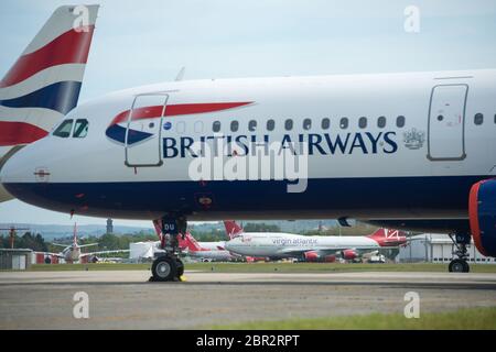 Glasgow, Schottland, Großbritannien. Mai 2020. Im Bild: Virgin Atlantic Boeing 747-400 Jumbo Jet, (registriert, G-VROY) Spitzname, hübsche Frau, gesehen von Glasgow International Airport und auf dem Weg zum Manchester International Airport, wo es schließlich in Spanien enden wird geschnitten und abgebaut werden. Virgin Atlantic hat kürzlich rund 1.350 Mitarbeiter aufgrund der Beschränkungen der Sperrung des Coronavirus (COVID19), die wiederum verheerende Auswirkungen auf die Fluggesellschaft und die globale Luftfahrtindustrie hatte, losgelassen. Quelle: Colin Fisher/Alamy Live News Stockfoto