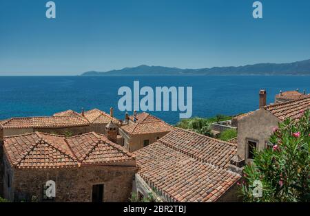 Das alte Dorf Monemvasia, Peloponnes, Griechenland mit seinen charmanten engen Gassen, Restaurants, Geschäften und massiven Mauern Stockfoto