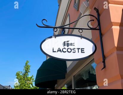 Roermond, Niederlande - Mai 19. 2020: Blick auf den Logo-Schriftzug der französischen Firma Lacoste am Ladeneingang Stockfoto