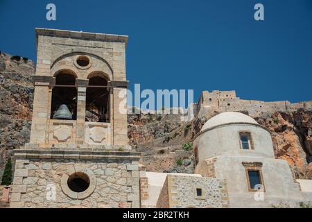 Das alte Dorf Monemvasia, Peloponnes, Griechenland mit seinen charmanten engen Gassen, Restaurants, Geschäften und massiven Mauern Stockfoto