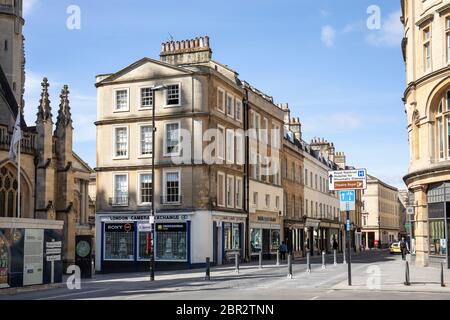 Die billige Straße in der Stadt Bath war während der Coronavirus-Pandemie (COVID-19) praktisch menschenleer. Bath ist ein UNESCO-Weltkulturerbe, England, Großbritannien. Stockfoto