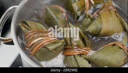 Koche klebrige Reisknödel Stockfoto