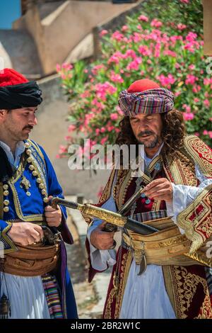 Mann in traditioneller alter Kleidung posiert in der antiken Stadt Monemvasia Stockfoto
